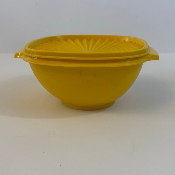 Tupperware Bundle of 4 Pieces Yellow Measuring Cups Strainer Canister and Bowl - Picture 6 of 9